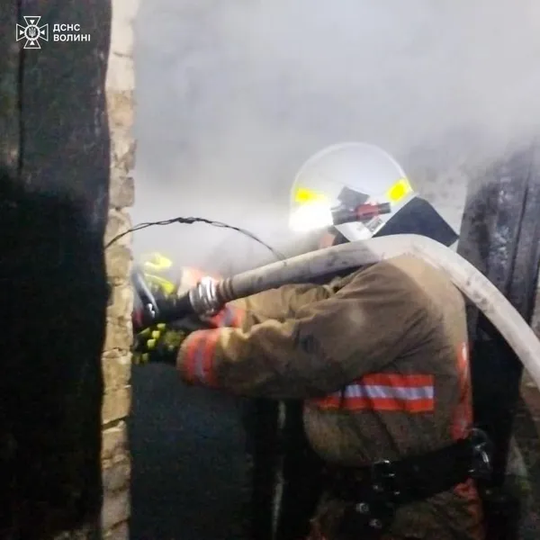 На Волині рятувальники ліквідували пожежі в житловому та дачному будинках (фото)