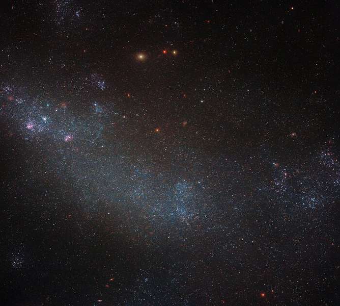 Hubble показав у сузір'ї Фенікса галактику, «затьмарену» зірками (фото)