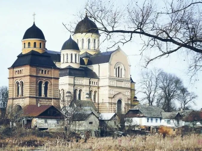 У Берестечку молилися під храмом, бо настоятель буцімто загубив ключі