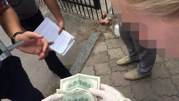 З'явилося фото й відео затримання слідчого-хабарника в Луцьку 
