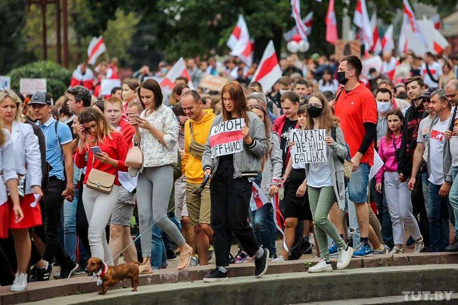 Білоруси вийшли на Марш єдності: силовики перекрили центр Мінська