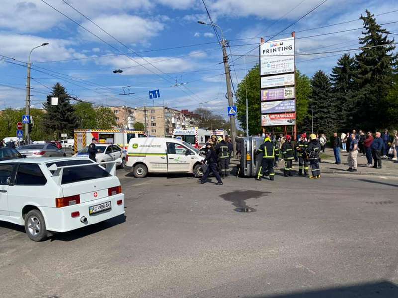 Аварія в Луцьку: від удару перекинувся автомобіль (фото, відео, оновлено)