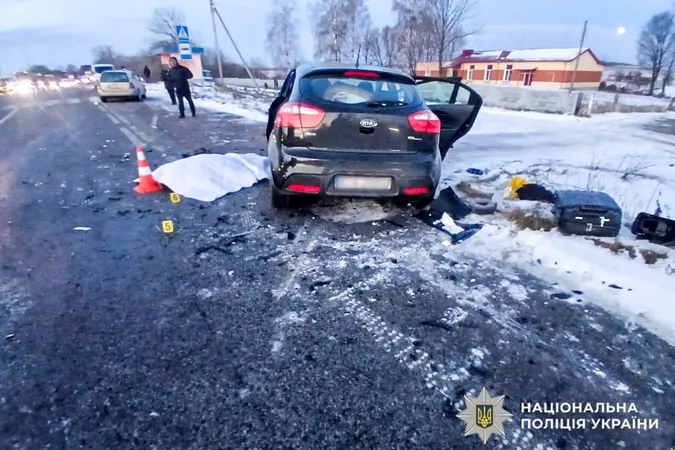 На Рівненщині – смертельна ДТП: загинули жінка та її малолітня дитина (фото)