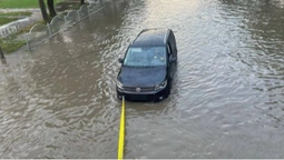 Взяли на буксир: у Луцьку у воді застряг автомобіль (фото)