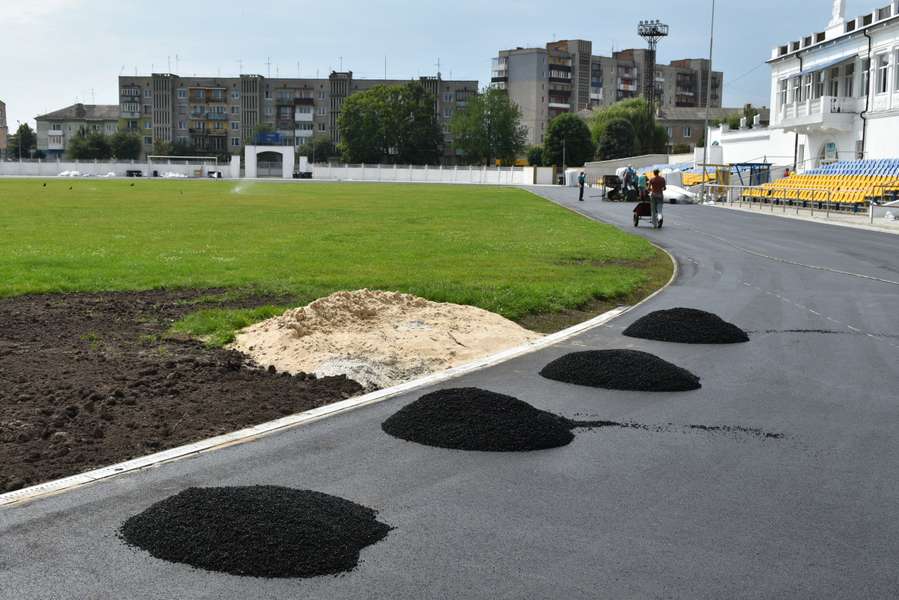 У Нововолинську продовжують реконструювати міський стадіон (фото)