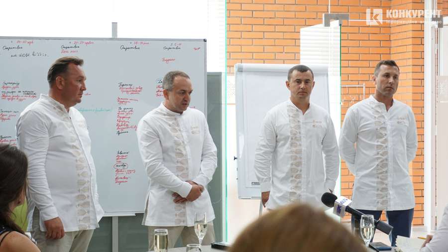 Сергій Супрунюк (другий ліворуч)