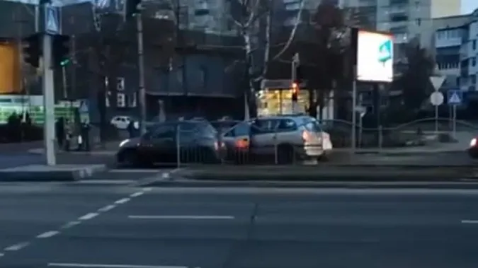 У Луцьку на пішохідному переході зіткнулось два автомобілі (відео)
