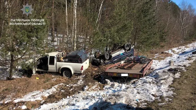 На Волині водій заснув за кермом: два авто опинилися в кюветі (фото) 