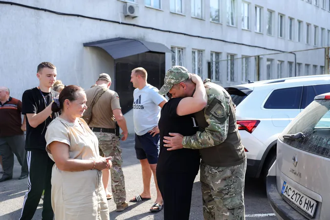 Поліцейські-добровольці з Волині вирушили у зону бойових дій (фото)