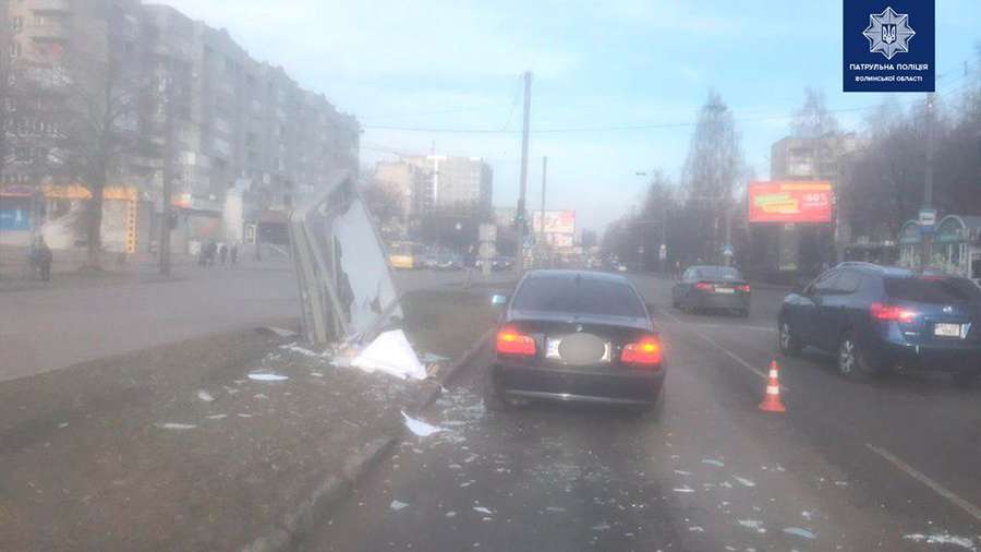 Збиті рекламний щит і бетонна огорожа: у Луцьку – кілька ДТП (фото)