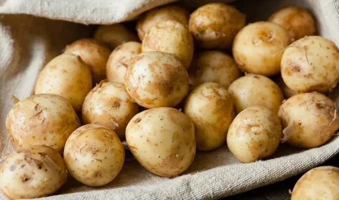 Скільки коштує молода картопля на ринках та у супермаркетах Луцька