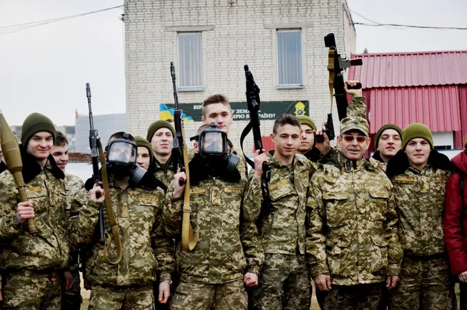 Дубинки, АК та шоломи: луцькі ліцеїсти відвідали військову частину Нацгвардії (фото)