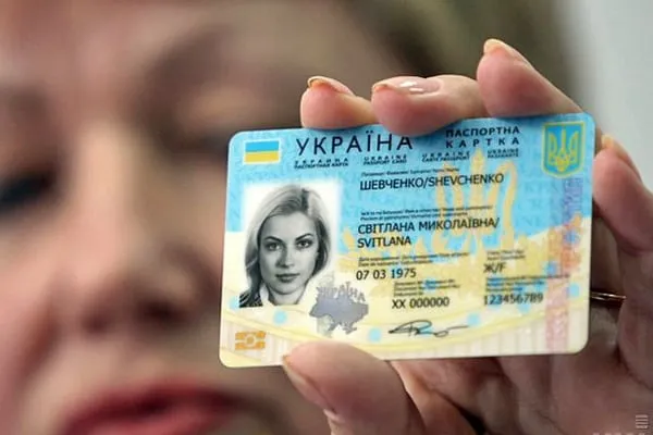 В Україні з 1 жовтня видаватимуть нові пластикові паспорти