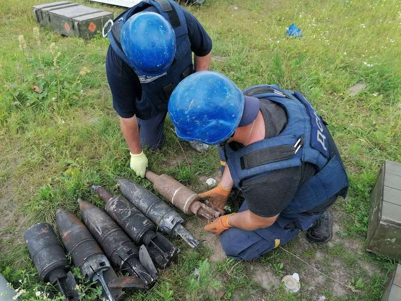 Заміновані навіть цвинтарі: луцькі піротехніки про роботу на Чернігівщині (фото, відео)