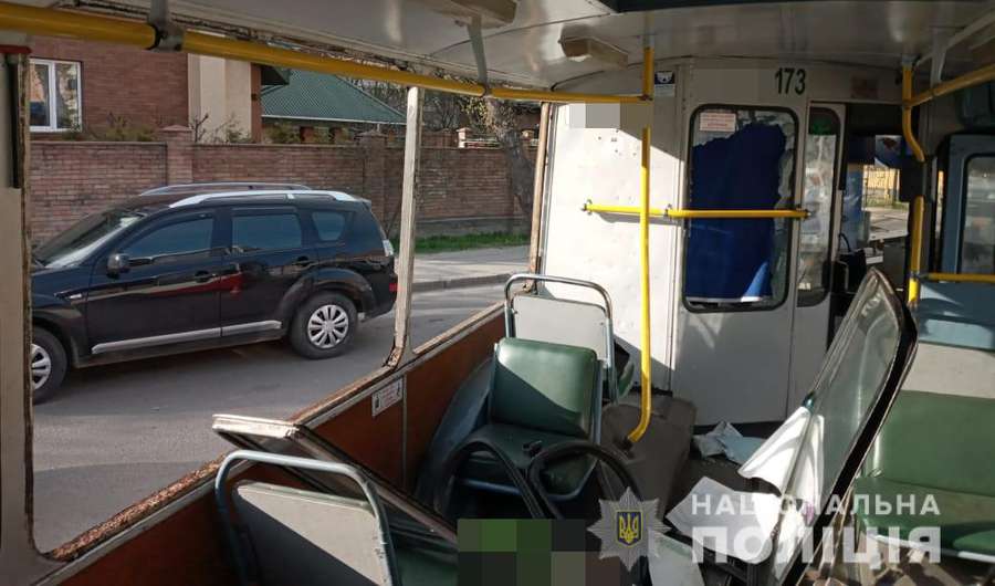 Лайка і розбиті вікна: деталі «п'яного» скандалу в луцькому тролейбусі (фото, відео)
