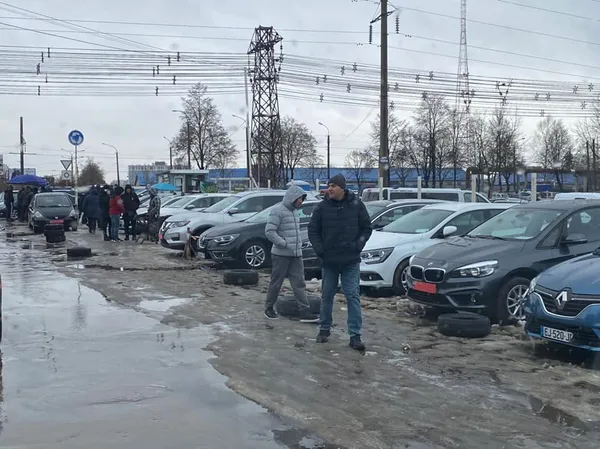 Двічі на тиждень: на луцькому авторинку «ганятимуть» паркохамів (фото)