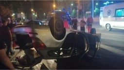Поламане огородження, перевернуте авто: у Луцьку вночі сталася аварія (фото, оновлено)