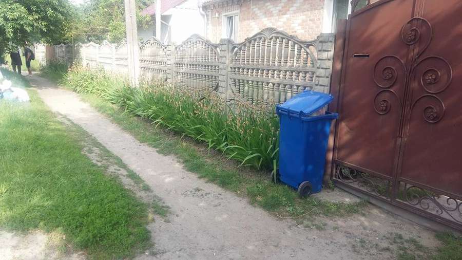 Лучанин викинув сміття під паркан сусідові (фото)