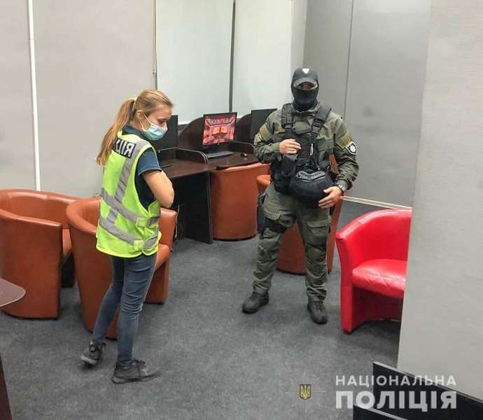 У Києві «накрили» мережу нелегальних онлайн-казино (фото)