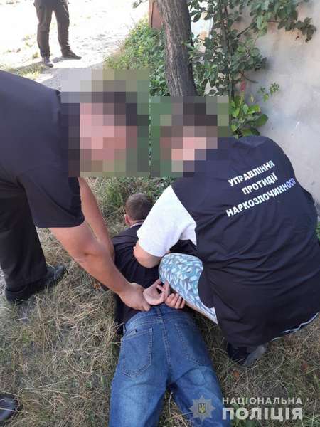 Зброя та наркотики: у Володимирі затримали наркоторговця (фото)