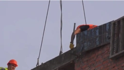 У Луцьку з висоти впав будівельник (відео)