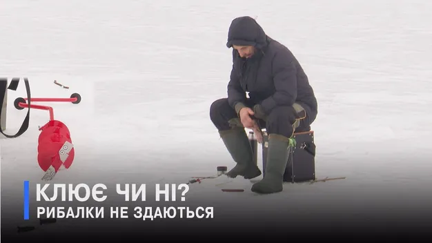 На Стиру у Луцьку влаштували небезпечні забавки на льоду: що там чудять (відео)