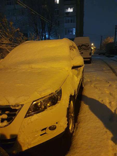 Лучан просять не паркувати автівки на узбіччі: снігоочисна техніка не проїде (фото)