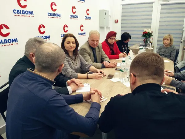«Кеш» у маршрутці: чому луцькі водії продовжують брати готівку