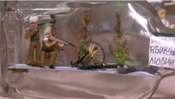 Кропітка робота: волинянин створює в пляшках мініатюри про війну (фото, відео)