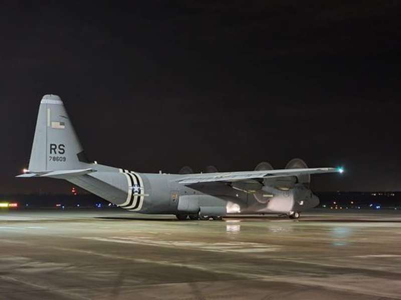 До Польщі прибув перший літак із військовими США (фото)