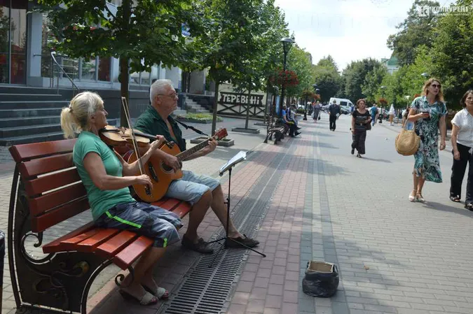 Гра музикантів на вулицях Луцька нічим не регулюється