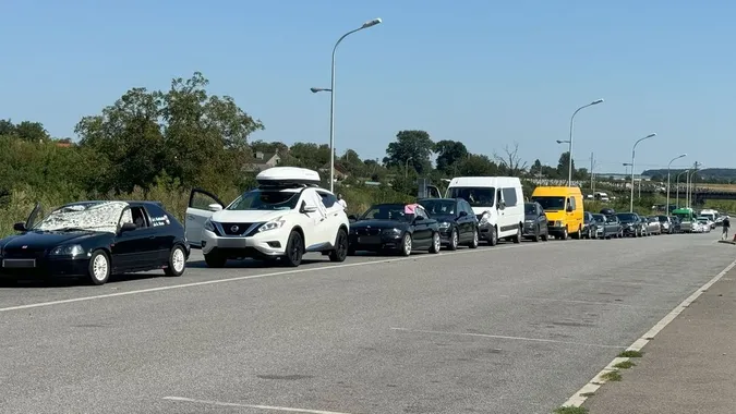 На «Устилузі» – знову черга з десятків автомобілів