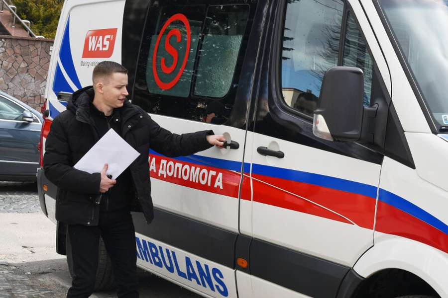 Обладнаний за останнім словом техніки: Луцьк отримав із Польщі автомобіль швидкої допомоги (фото)