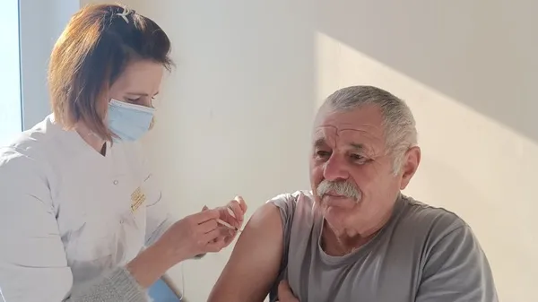 Щеплювали усіх охочих: у село на Волині приїхав вакцинальний автобус (відео)