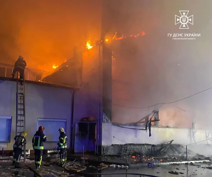 У Луцьку на Старому ринку горів павільйон (фото, відео)