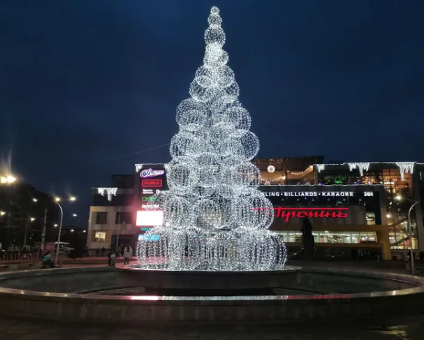 Біля «Променя» горить 14-метрова ялинка з куль (фото)