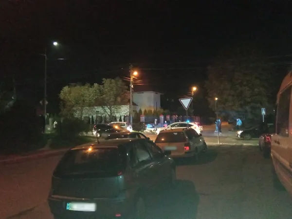 ДТП у Луцьку: автівка вилетіла на газон (фото, відео)