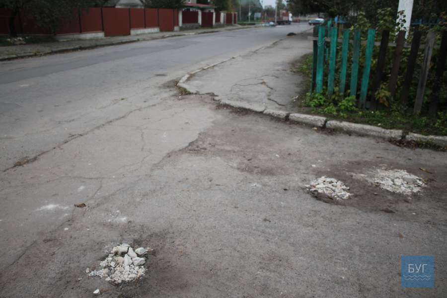 Власними силами: у Володимирі водії «потурбувалися» про ямковий ремонт вулиці