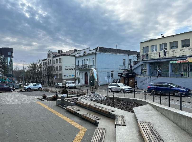 Скульптура «Зерно» у Луцьку і «Повернись живим» збирають кошти на розмінування України