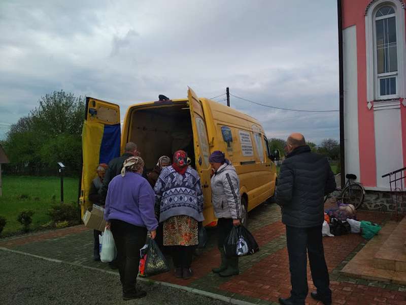 Сало, овочі, крупи: село біля Луцька зібрало допомогу воїнам у зону ООС (фото)