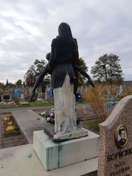 «Роздягнули» та повідривали руки: у Володимирі вандали сплюндрували пам'ятники (відео, фото)