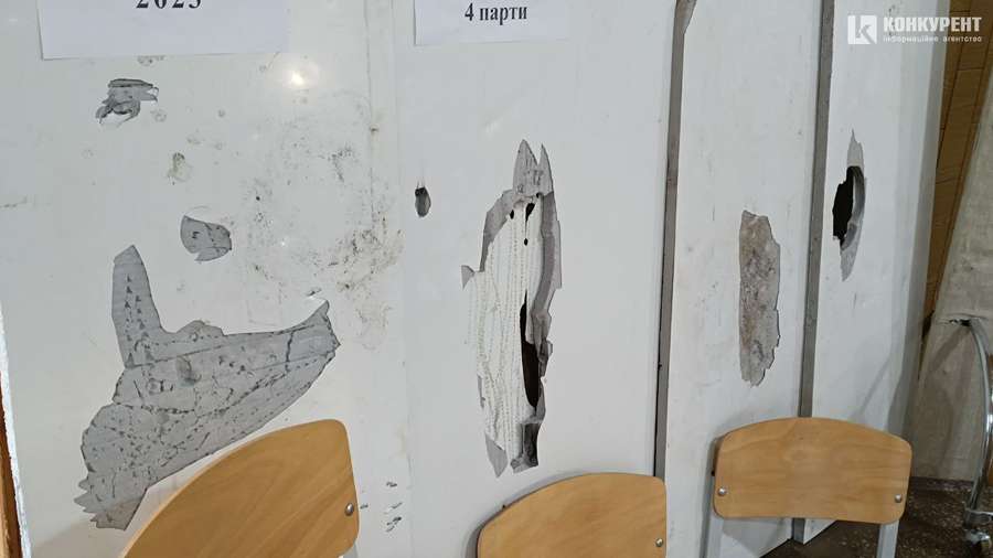 Це зробили наші учні: у луцькій гімназії – виставка зламаного майна (фото)