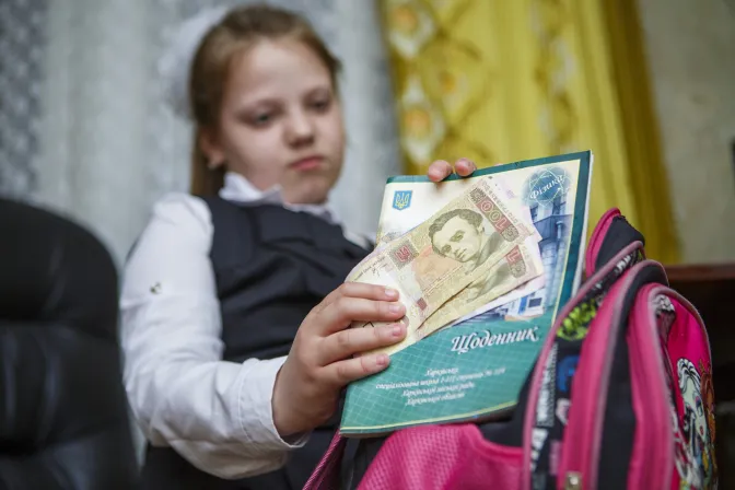 Побори в школах: куди звертатися батькам, коли вимагають гроші