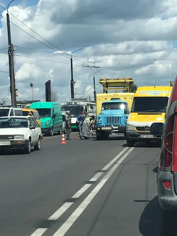 У Луцьку на Конякіна – аварія: загинув велосипедист (фото 18+)