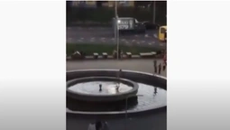 В центрі Луцька чоловік купався голяка у фонтані (відео 18+)