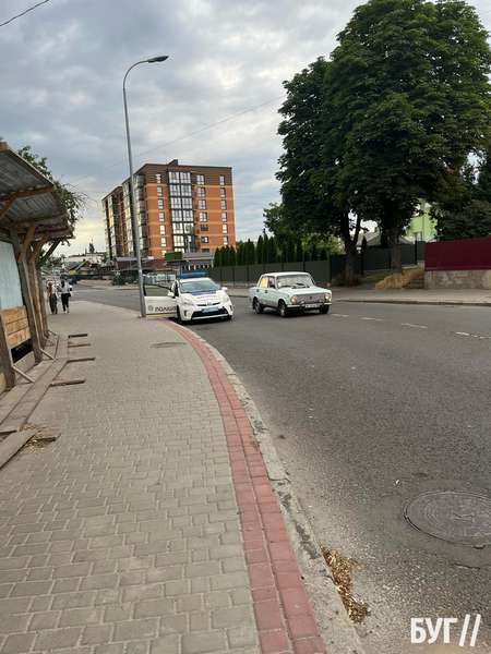 У Володимирі водійка наїхала на двох дівчат на тротуарі (фото)