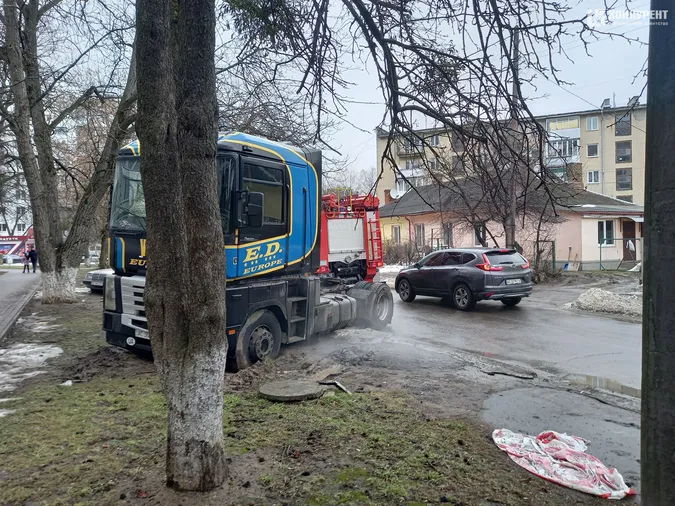У Луцьку в багнюці застрягла вантажівка (фото)