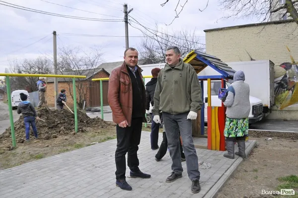 У луцькому дворі організували суботник (фото)