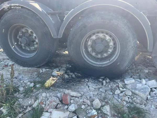 Біля Луцька вантажівка зачепила лінії електропередач – водій загинув від удару струмом (фото)