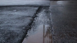 На Волині ремонтують дорогу за "нанотехнологіями" – в дощ (фото, відео)